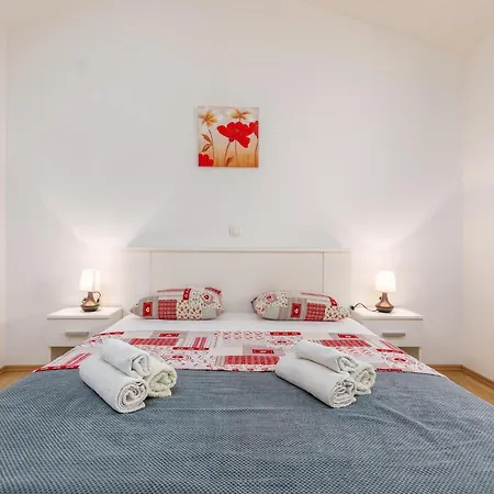 2 Bedroom Gorgeous In Apartment Pula