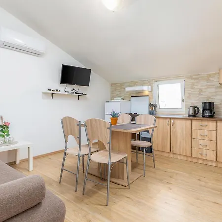 2 Bedroom Gorgeous In Apartment *
