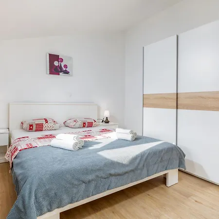 2 Bedroom Gorgeous In Apartment Pula