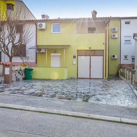 2 Bedroom Amazing In Πούλα