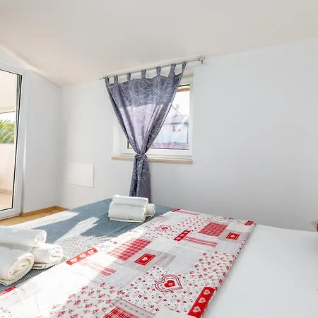 2 Bedroom Gorgeous In Pula